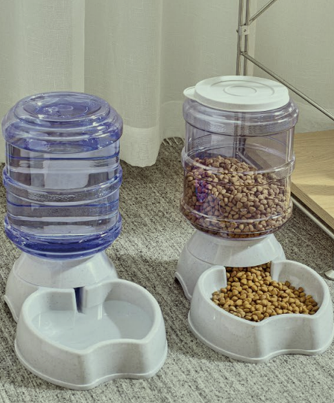 Mangiatoia automatica per animali domestici e distributore di acqua